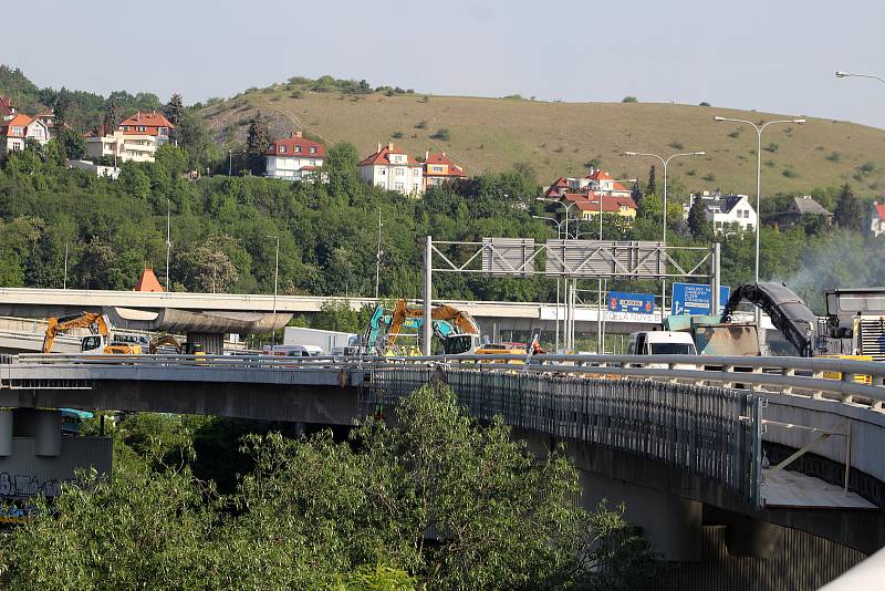 Bourání nájezdu na Barrandovský most ze Strakonické ulice.