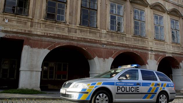 V tomto domě na Pohořelci dnes museli policisté zasahovat proti squatterům.