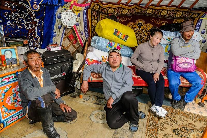 Současné Mongolsko: jurty, ale i moderní stavby dopravní zácpy. Ale také stále ještě jezdci na koních…