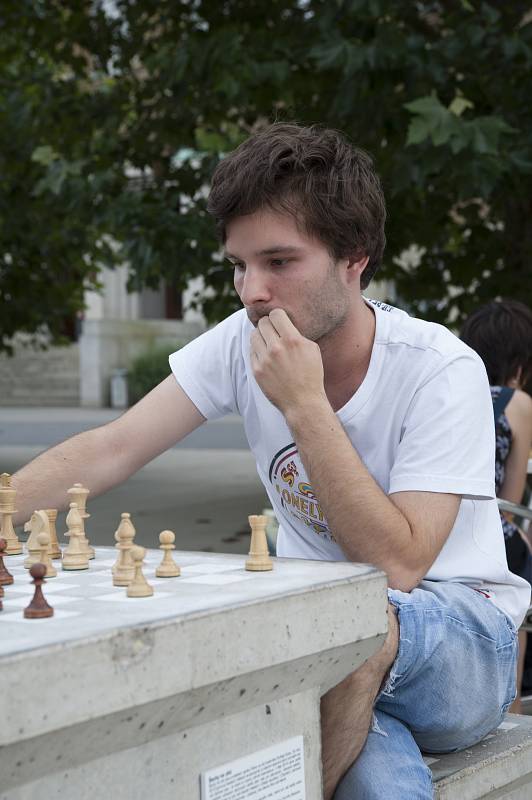 Šachový turnaj na Kulaťáku probíhal 4. srpna před Národní technickou knihovou v Praze