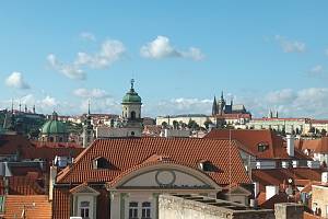 Záběry Prahy z Richtrova domu v Praze 1 na Starém Městě na Malém náměstí.