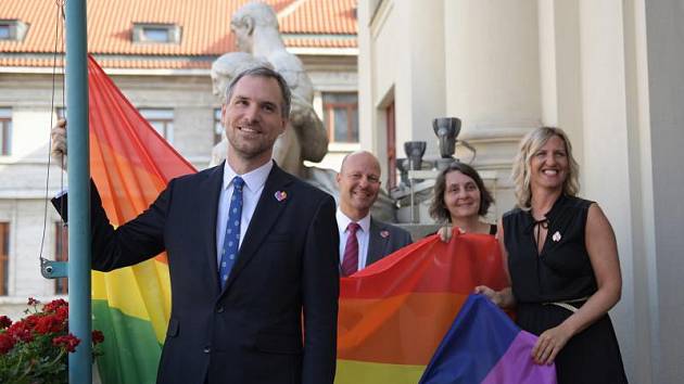 Duhová vlajka zavlála nad Prahou. Radní podpořili festival Prague Pride.