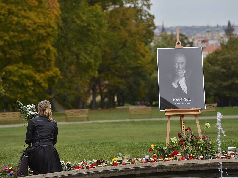 Při pátečním rozloučení s Karlem Gottem bylo zřízeno kvůli obrovskému zájmu o žofínský palác ještě jedno pietní místo na Smíchově.