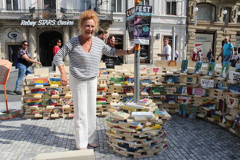 Herečka Simona Stašová podpoří prodejem pomalovaných cihel 23. ročník benefiční sbírky Akce cihla na podporu důstojného bydlení a života lidí s mentálním postižením.