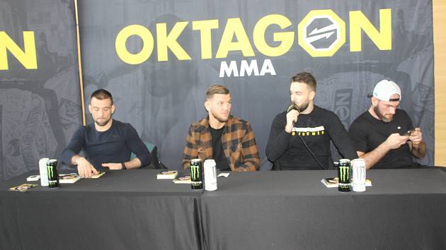 Blíží se poslední Oktagon roku! Autogramiády se zúčastnili Filip Macek (vlevo, Reinders MMA), Daniel Škwor (druhý zleva, Reinders MMA) a Matouš Kohout (vpravo, Gorila MMA).