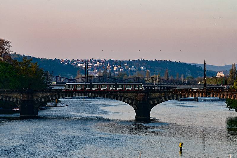 Noční Praha a východ slunce