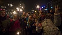 Oslavy nového roku v centru Prahy. Cizinci slavili už od soumraku, Češi si do centra vyšli až před půlnocí.