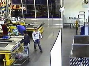 Zlodějka ukradla kabelku ženě, která dávala nákup do svého auta před obchodním centrem.