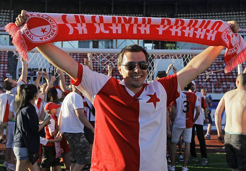 Fanoušci Slávie slaví po osmi letech fotbalový titul - Žluté lázně a Stadion Evžena Rošického a okolí.