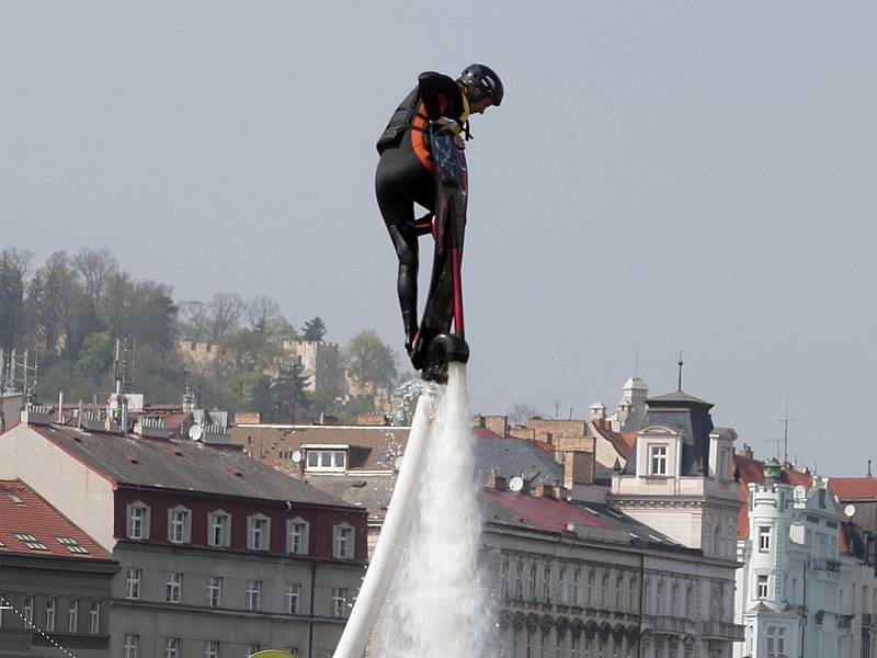 Vodní sport Fly Board.