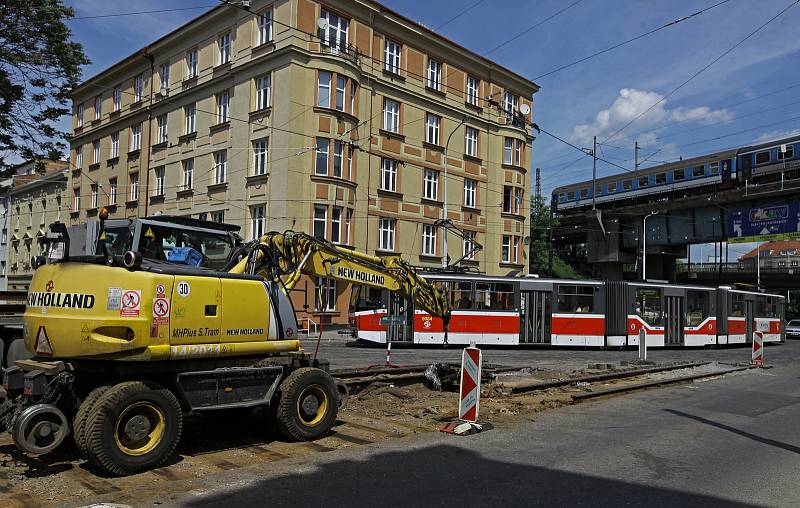 Současná Palmovka - špína, nepořádek, rozkopané ulice při rekonstrukci kolejí.