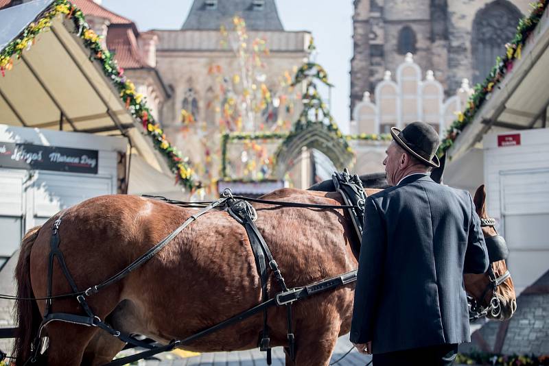 Přípravy Velikonočních trhů na pražském Staroměstském náměstí 5. dubna 2019.