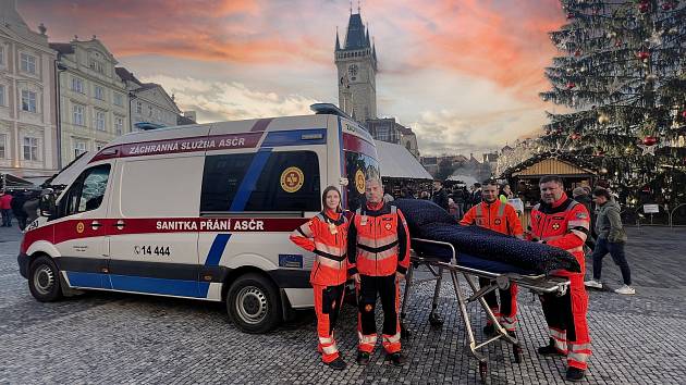 Sanitka přání Asociace Samaritánů České republiky na Staroměstském náměstí v Praze.