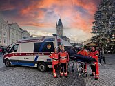 Sanitka přání Asociace Samaritánů České republiky na Staroměstském náměstí v Praze.