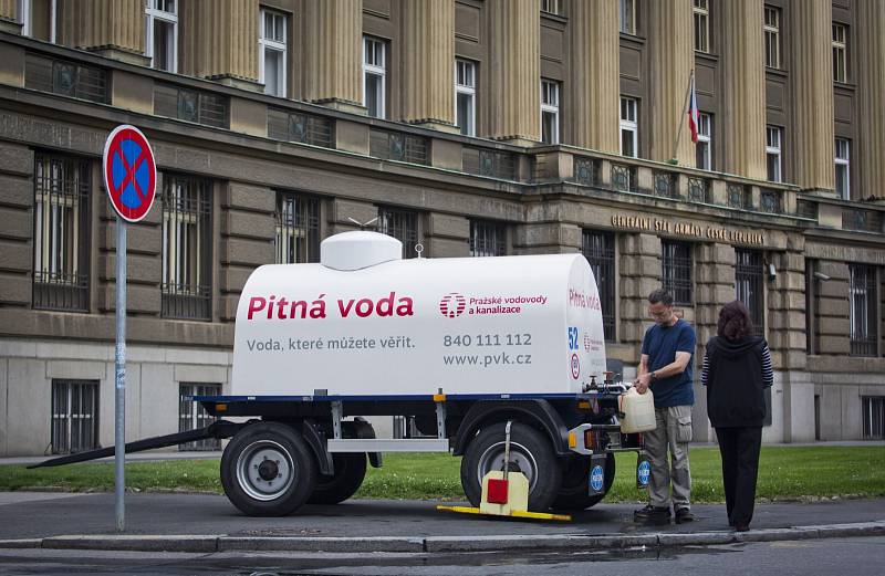 Oprava vodovodního potrubí na rohu Evropské a Gymnazijní ulice v Praze 6. Kvůli havárii na potrubí 13. srpna od rána neteče voda ve 31.000 domáctnos­tech.