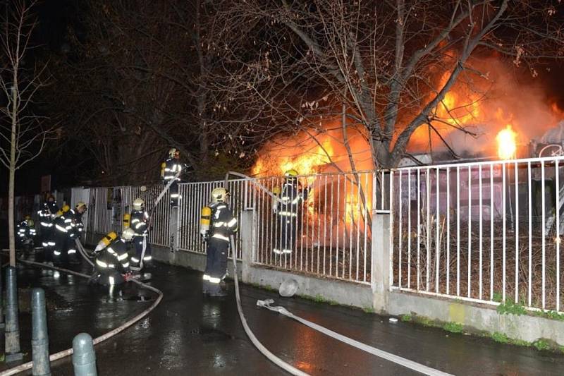 Požár bývalé tržnice v sousedství stadionu Bohemians v pražských Vršovicích.