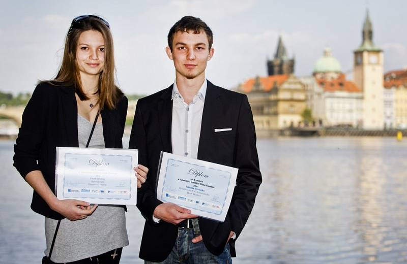 Vyhlášení literární soutěže Naše Evropa v Praze - 1. místo: Jakub Černý (Gymnázium J. A. Komenského Nové Strašecí), 3. místo: Lucie Malá (Gymnázium Olomouc - Hejčín).