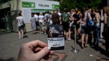 Tisíce lidí navštívili 6. července pražskou zoo. fronta, pokladna, vstupenka, lístek
