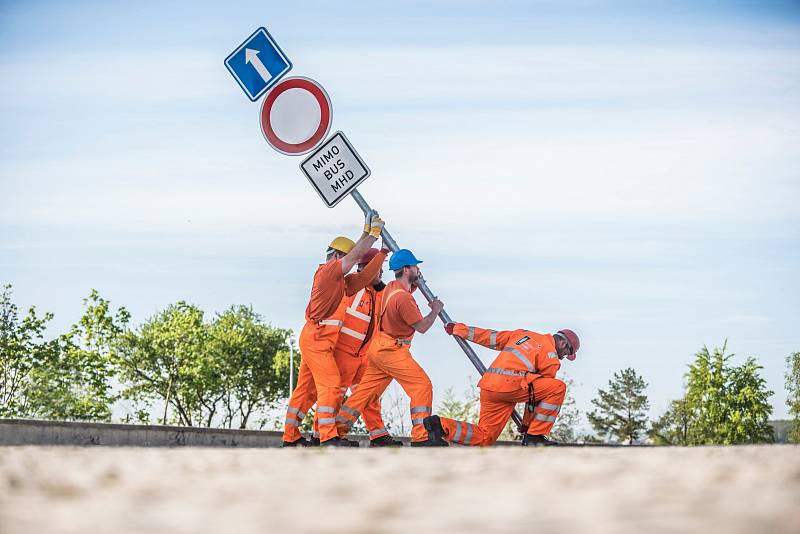 Pražské služby baví internet napodobováním slavných fotografií.