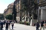 Policie evakuovala univerzitní kampus v Dejvicích kvůli nahlášené bombě.
