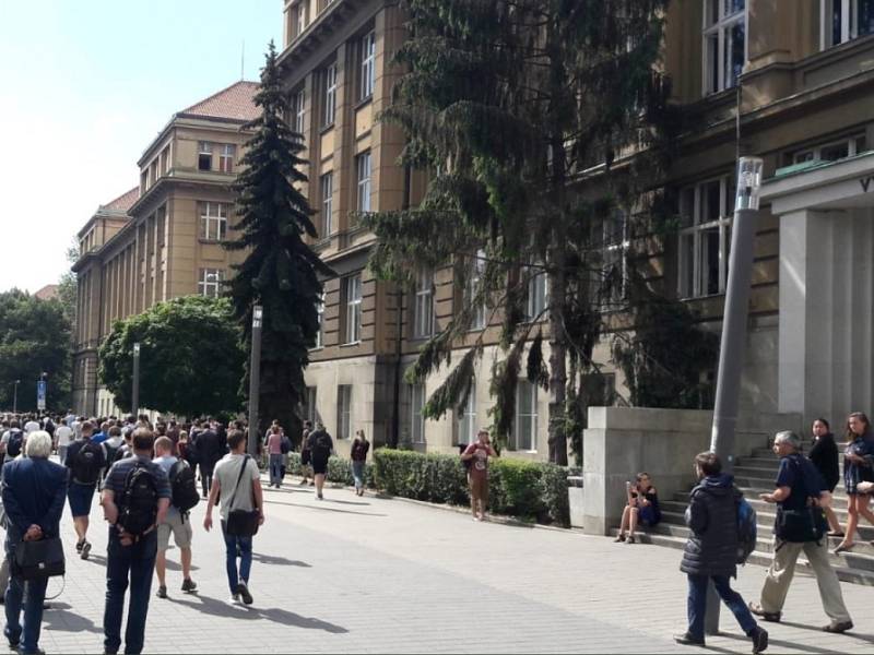 Policie evakuovala univerzitní kampus v Dejvicích kvůli nahlášené bombě.