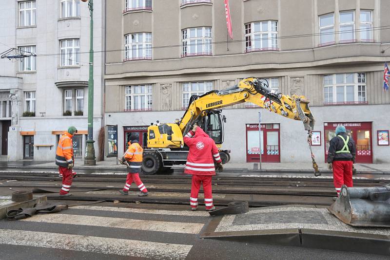 Rašínovo nábřeží - začala oprava tramvajové trati, automobilová doprava je svedena na náplavku ve směru na Podolí.