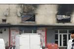 Hasiči i druhý den po požáru dohašovali 6. listopadu zbytky zničené vietnamské tržnice Sapa v Praze-Libuši.