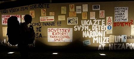 V noci na 21. srpna dorazil na valníku z vojenského muzea v Lešanech před budovu Národního muzea v Praze tank typu T 54b, ze kterého se v roce 1968 střílelo na Vinohradské třídě. 