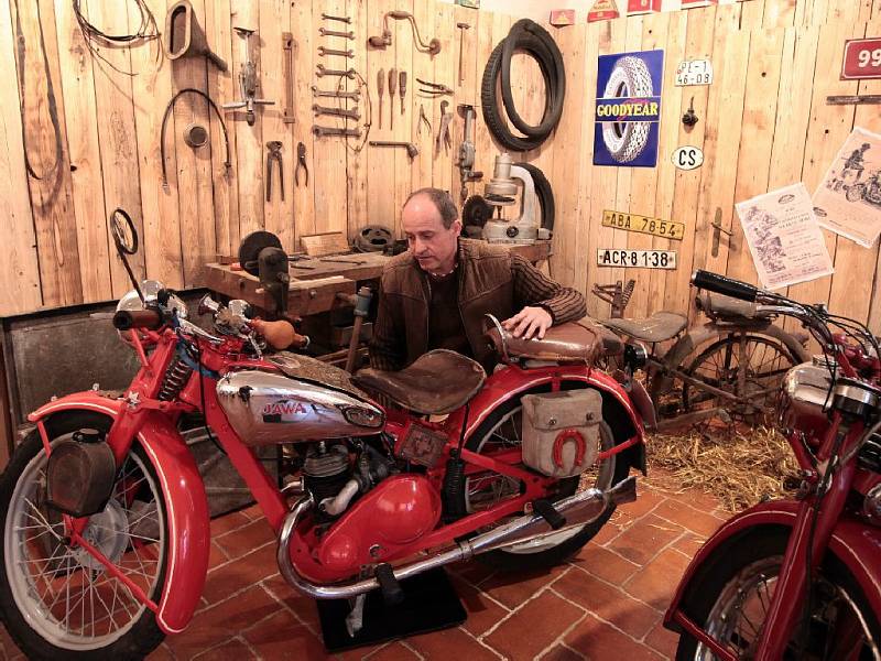 Výstava historických motocyklů JAWA na Chvalském zámku, otevřena denně do 25. dubna