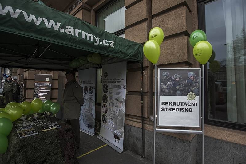 Otevření armádního Rekrutačního střediska Čechy za účasti ministra obrany Martina Stropnického a náčelníka Generálního štábu Josefa Bečváře.