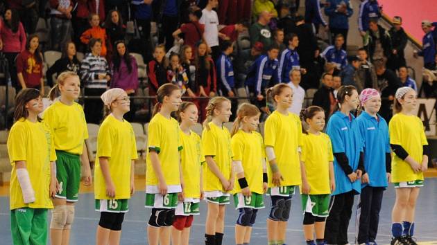 Medailistky Prague Handball Cupu minižákyně HC Háje.