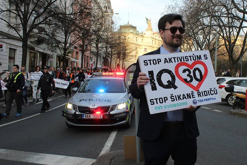 Pochod za omezení nejvyšší povolené rychlosti v Praze na 30 km/h. Akci pořádají organizace Poslední generace a 30 pro Prahu.