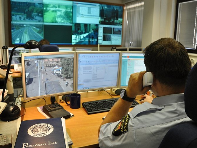 Centrální operační středisko Městské policie Praha v jejím sídle v Korunní ulici, kde strážníci vyřizují telefonáty na tísňovou linku 156.