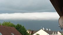 Unikátní mrak v čele bouřkové oblačnosti zvaný roll cloud. Praha Slivenec 20. června 2022.