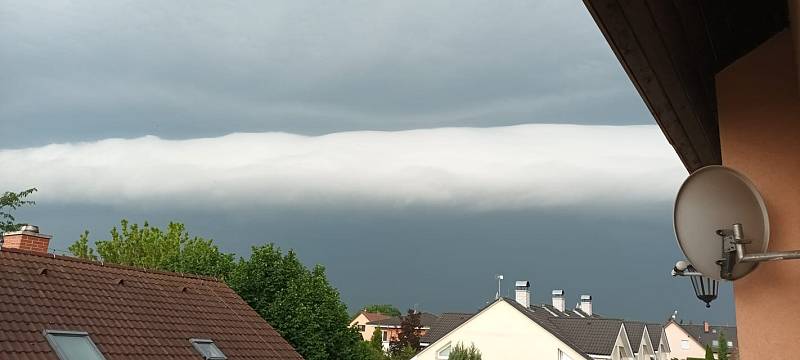 Unikátní mrak v čele bouřkové oblačnosti zvaný roll cloud. Praha Slivenec 20. června 2022.