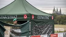 Vojáci stavěli 29. září 2020 na pražské Letenské pláni přístřešky, takzvaná drive-in stanoviště, kde budou moci lidé v karanténě v nadcházejících senátních volbách odvolit přímo z automobilu.