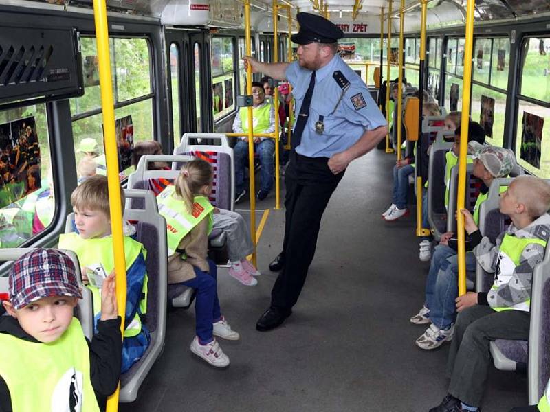 Dopravní podnik a Policie ČR v Praze pokračují v informační kampani s názvem Není cesty zpět, která má upozornit na riziko srážky chodců s tramvají. Řada lidí totiž stále neví, že tramvaj má vždycky přednost – a to i na přechodu pro chodce.