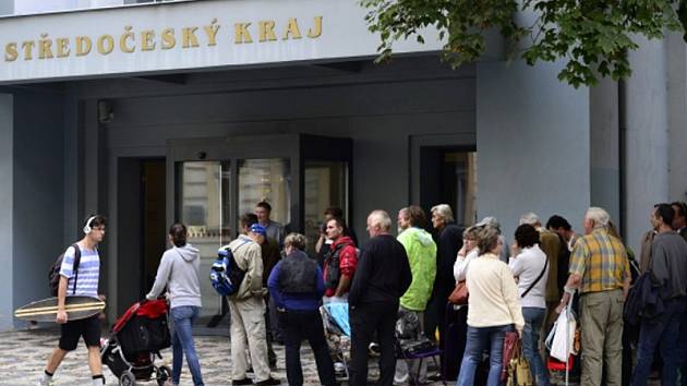 Stovky lidí čekají u středočeského úřadu na kotlíkové dotace - Pražský deník
