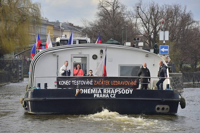 Protest proti zavření škol. Na Vltavu vyjely lodě s dýdžeji a protestujícími.