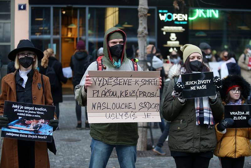 Protestní akce Tichá ulička za kapry, kterou pořádá spolek Zvířata nejíme. Obchodní centrum Nový Smíchov, Praha 5.