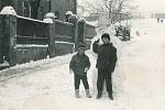 Vykáňská. Helena Černá (vlevo) s Pepíkem Šindelářem v roce 1970. V klidné části Nových Strašnic se mohly děti dosyta vyblbnout, nehrozilo jim žádné nebezpečí ani uprostřed silnice. Vzadu na fotce lyžují děti z  kopce pod sportovním hřištěm.