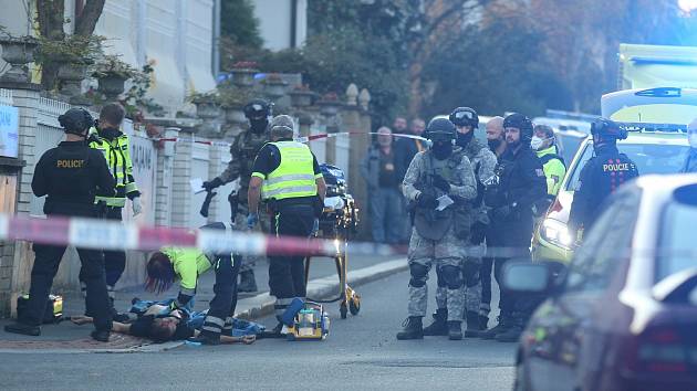 Zásah policie v pražských Strašnicích, kde v jednom domě zabarikádoval střelec, 31. října 2021.