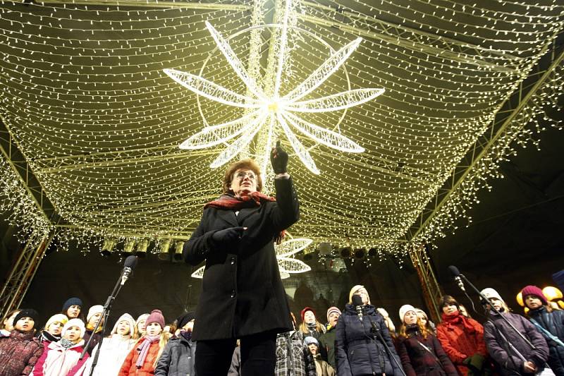 Česko zpívá koledy na Staroměstském náměstí