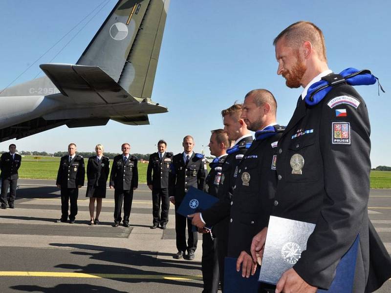 Po ročním působení v misi EULEX přistálo v sobotu na letišti v pražských Kbelích sedm českých policistů, kteří působili v Kosovu