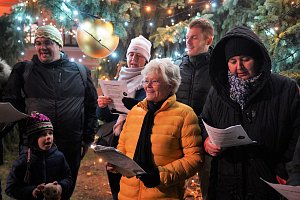 Baráčníci Čakovice zpívali koledy u vánočního stromečku.
