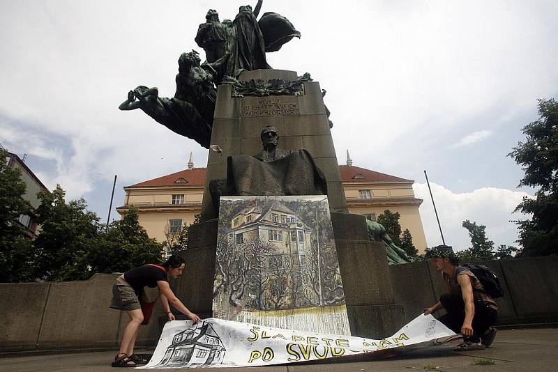 Demonstrace na podporu vyklizeného squattu Milada.