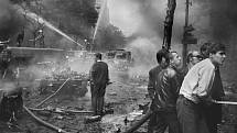 Hašení požárů na Vinohradské třídě, 21. srpen 1968.