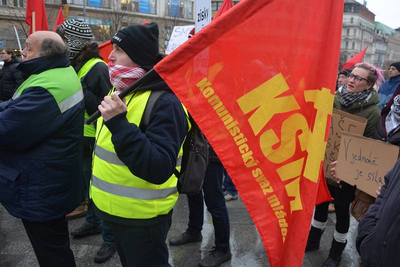 Pražská KSČM uspořádala v Praze protest proti zdražování. Komunisté inspirování demonstranty ve Francii přišli ve žlutých vestách.