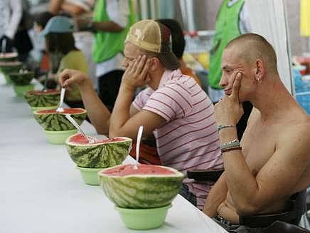 1. místo v závodu jedlíků na melounovém festivalu vyhrál Libor Kovář (na snímku čeká na odstartování), který za minutu stihnul sníst 1071 g melounu.