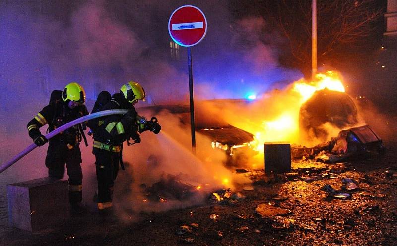 Při požáru kontejnerů v Praze 10 byly poškozeny tři automobily.